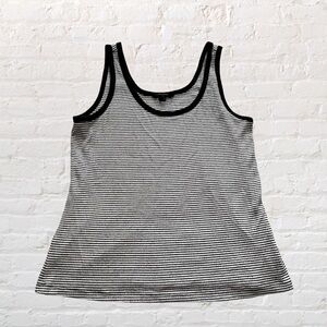 🛍🏙3️⃣ for $1️⃣5️⃣ Banana Republic navy and white striped tank top